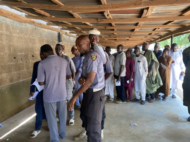 Some pipo dey for line as dem try to get clearance for Hisbah office