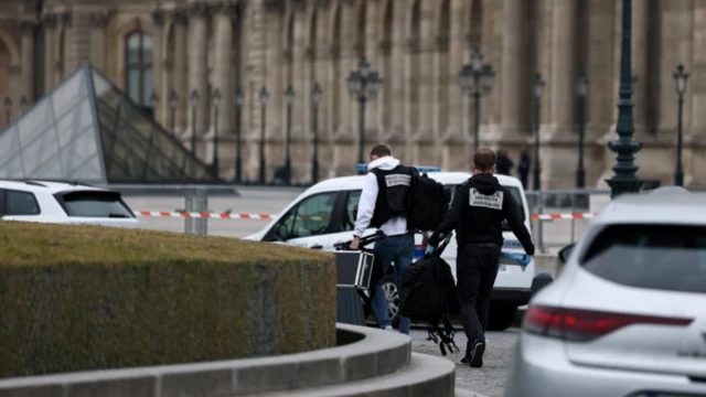 બીબીસી ગુજરાતી ફ્રાન્સ લૂવર મ્યુઝિયમ ચોરી ડાયમંડ હીરા મુગટ તાજ મહારાણી પોલીસ નેપોલિયન મોનાલિસા શાહી પરિવાર