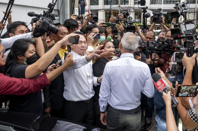 พิพัฒน์ รัชกิจประการ ปะทะคารมกับ บุ้ง-เนติพร หน้าที่ทำการพรรคเพื่อไทย