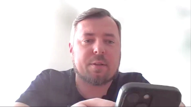 Мужчина смотрит в мобильный телефон