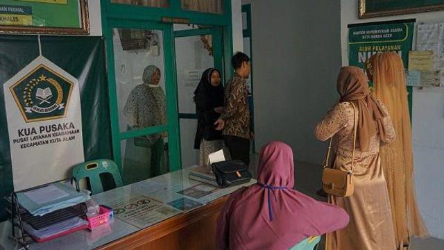 Petugas Kantor Urusan Agama (KUA) Kuta Alam melayani calon pengantin perempuan yang akan melaksanakan akad nikah di KUA Kuta Alam, Banda Aceh, Aceh, Jumat (1/3/2024).