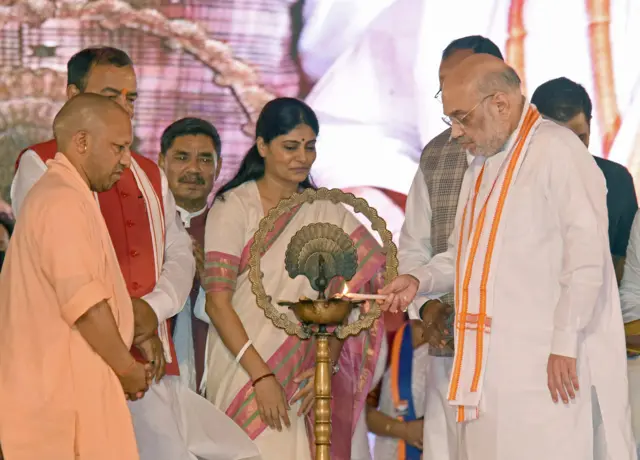 अनुप्रिया पटेल के साथ योगी आदित्यनाथ और अमित शाह