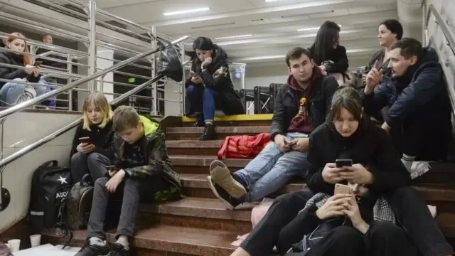 Des habitants de Kiev dans une station de métro