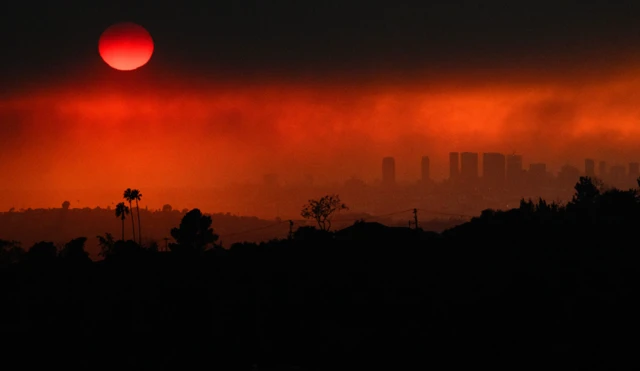 Uzaktan bir Los Angeles fotoğrafı; kıpkırmızı bir gökyüzü ile şehir silüeti