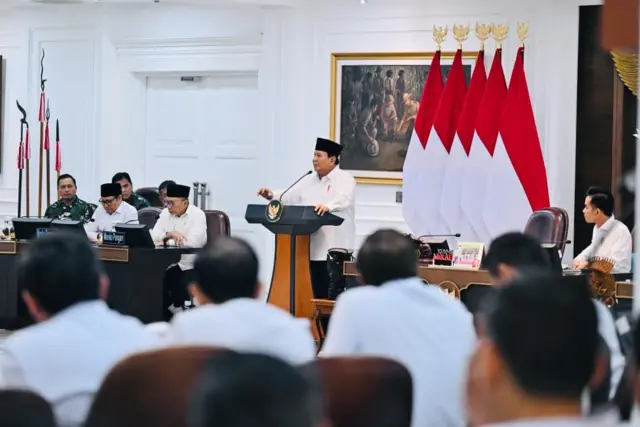Presiden Prabowo di tengah-tengah pejabat di Istana negara.