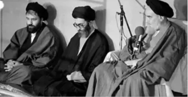 Ali Hamaney, Ayetullah Humeyni (sağda) ve oğlu Ahmed Humeyni'nin arasında oturuyor