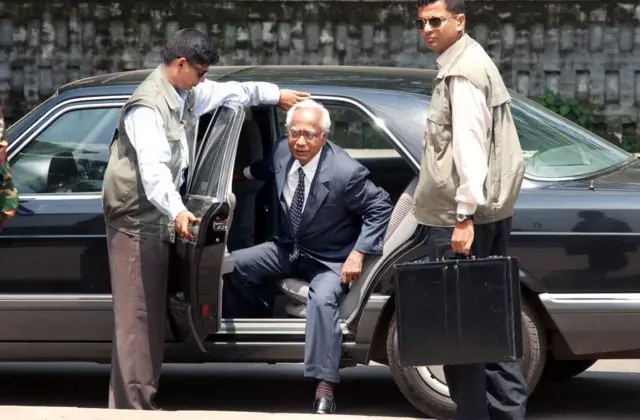 প্রয়াত রাষ্ট্রপতি ইয়াজউদ্দিন আহমেদকে  এসএসএফ সদস্যদের সহায়তা দেয়ার একটি দৃশ্য