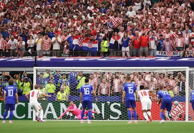 Kale önünde görüntü, gol anı.