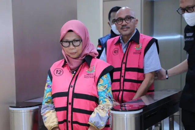 Direktur Sekolah Dasar pada Direktorat Jenderal Pendidikan Anak Usia Dini, Pendidikan Dasar, dan Pendidikan Menengah pada tahun 2020-2021, Sri Wahyuningsih usai ditetapkan sebagai tersangka kasus dugaan korupsi Chromebook pada 15 Juli 2025