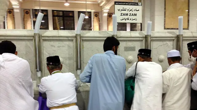 জমজম কূপের পানিকে অত্যন্ত পবিত্র বলে মনে করেন মুসলমানরা 