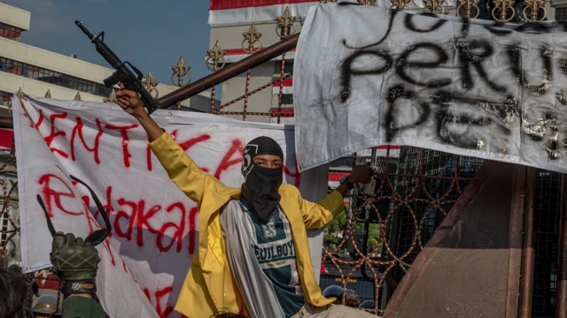 Seorang mahasiswa membawa senapan mainan saat mengikuti unjuk rasa Gerakan Rakyat Jawa Tengah Menggugat (GERAM) di depan Kantor DPRD Kota Semarang, Kompleks Balai Kota Semarang, Jawa Tengah, Senin (26/8/2024).
