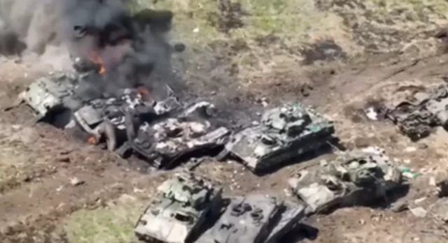 دبابات متضررة