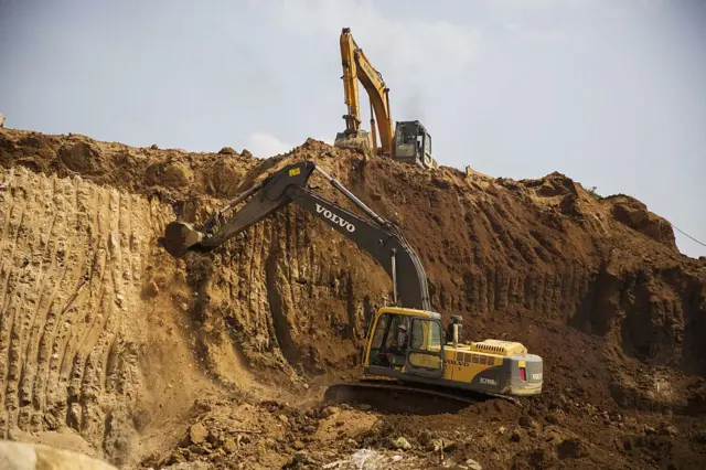 မန္တလေးတိုင်းထဲက ကျောက်မျက်တူးဖော်ရေးလုပ်ငန်းခွင်တစ်ခုမြင်ကွင်း 