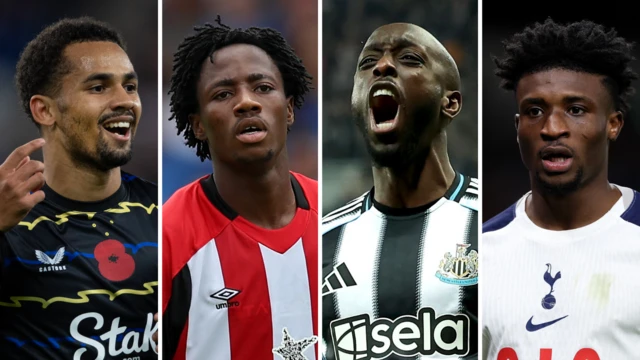 Une image composite divisée en quatre colonnes verticales égales montre, de gauche à droite, Iliman Ndiaye jouant pour Everton, Benjamin Fredrick en action à Brentford, Yoane Wissa avec Newcastle et Mohammed Kudus sur le terrain pour Tottenham. Les quatre joueurs sont visibles du ventre jusqu'à la tête. Ndiaye porte un maillot extérieur noir d'Everton orné de rayures horizontales ondulées jaunes et bleues et d'un coquelicot rouge du Jour du Souvenir sur la poitrine. Il sourit et lève la main droite, l'index pointé, comme pour célébrer un but. Fredrick porte un maillot domicile de Brentford à larges rayures verticales rouges et blanches. Wissa, vêtu d'un maillot domicile de Newcastle à larges rayures verticales noires et blanches, a les yeux fermés et lève la tête en criant de joie. Kudus porte un maillot domicile blanc de Tottenham avec des liserés bleus et l'écusson du club au centre de la poitrine.