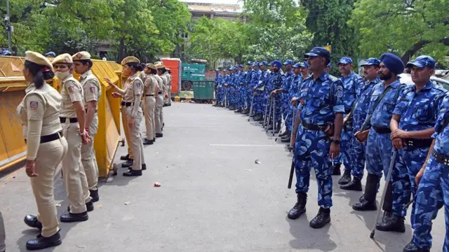 दिल्ली में जंतर मंतर पर महिला पहलवानों के धरने के बाहर तैनात पुलिसकर्मी.