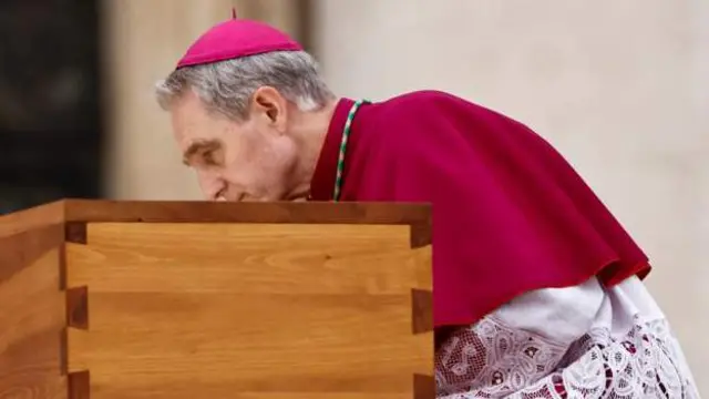 Archbishop Georg Gaenswein kiss di coffin of former Pope Benedict