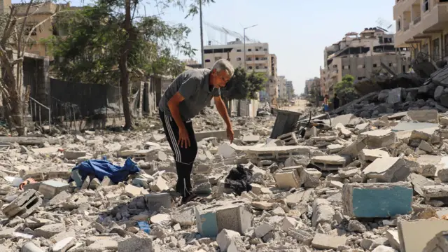 Палестинец на руинах дома