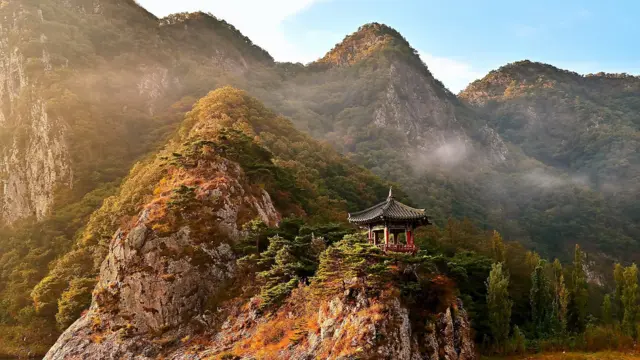 단풍으로 물든 한국의 산맥에 정자가 자리하고 있다