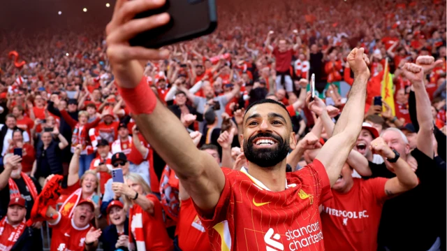 محمد صلاح يلتقط سيلفي أمام جماهير ليفربول بعد فوز النادي بلقب الدوري الإنجليزي الممتاز 2024-25