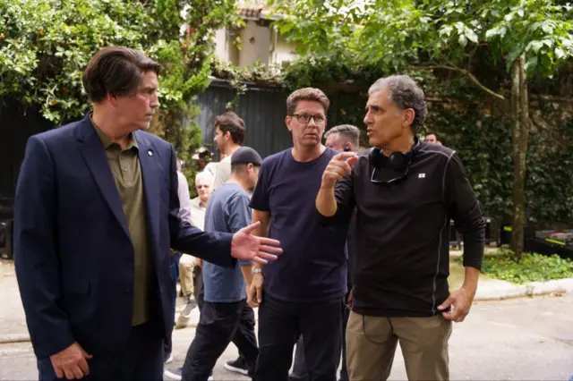 Jim Caviezel, Mario Frias e Cyrus Nowrasteh em gravação de filme sobre Bolsonaro
