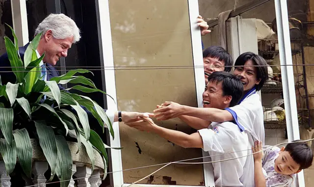 Một số người dân Hà Nội chào đón Tổng thống Bill Clinton khi ông thăm Hà Nội vào năm 2000 Một số người dân Hà Nội chào đón Tổng thống Bill Clinton khi ông thăm Hà Nội vào năm 2000