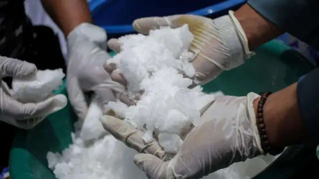 Ilustrasi aparat penegak hukum dalam proses menghancurkan sabu-sabu.