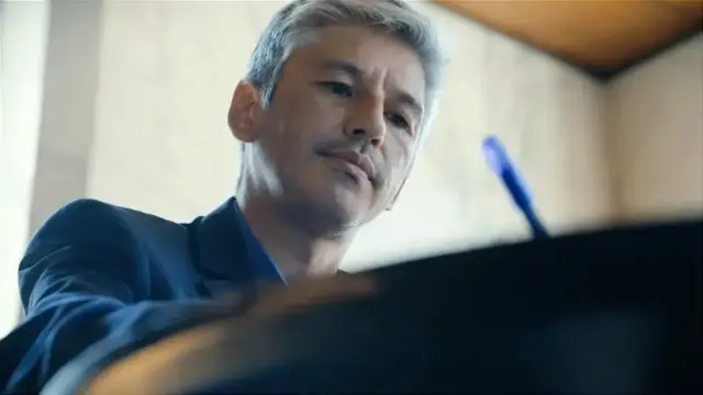 Yozuv yozayotgan kishi