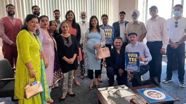 బిల్లును సపోర్ట్ చేస్తున్నవారితో రేణు సింగ్ (నీలం దుస్తులు) 