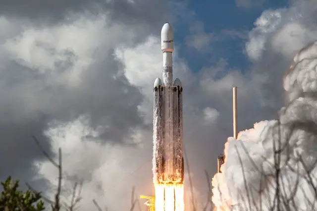 SpaceX Falcon Heavy roketi, Viasat 3-F3 uydusunu jeostasyonel transfer yörüngesine taşımak üzere Kennedy Uzay Merkezi'ndeki 39A fırlatma rampasından havalanırken. 
