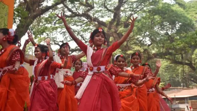 চট্টগ্রামের সিআরবি এলাকায় শিরীষতলায় নববর্ষ উদ্যাপন পরিষদের উদ্যোগে সকাল সাড়ে ৭টা থেকে বর্ষবরণ