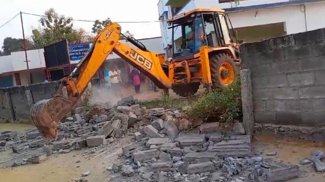 தீண்டாமைச் சுவர் இடிப்பு