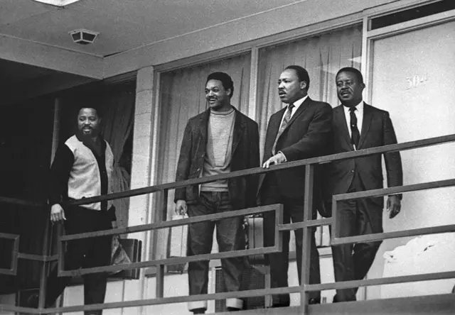 Martin Luther King Jr, segundo desde la derecha, está con Hosea Williams, a la izquierda, Jesse Jackson, segundo desde la izquierda, y Ralph Abernathy, a la derecha, en el balcón del Motel Lorraine en Memphis, Tennessee, un día antes de ser asesinado aproximadamente en el mismo lugar, el 3 de abril de 1968.