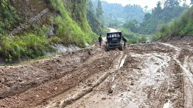 बर्खामा बिग्रिएको सडक