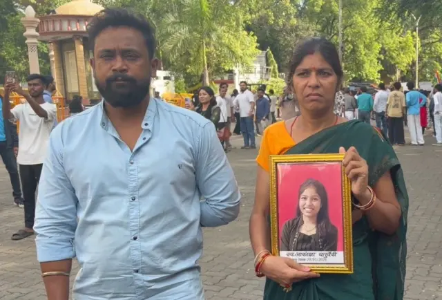 आकांक्षा चतुर्वेदीच्या फोटोसह तिची आई.