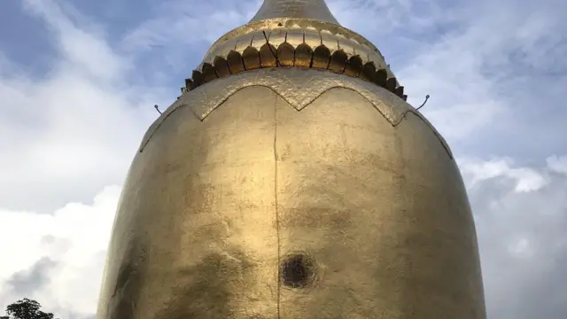 အဲဒီမိုးကြိုးစက်ကွင်းက ဗူးဘုရားလုံးပတ်လည် ကိုလည်း ထိမှန်ခဲ့