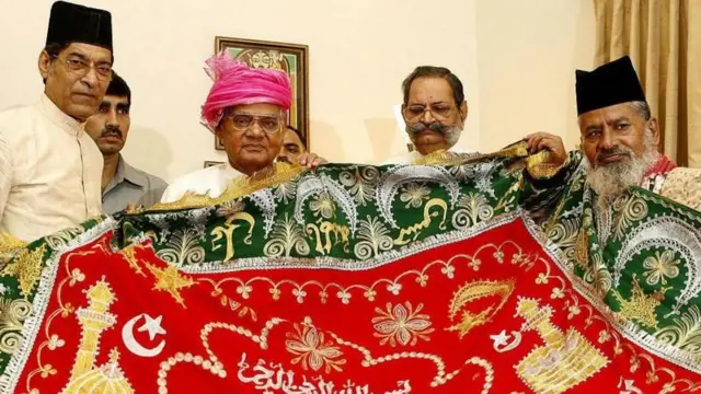 माजी पंतप्रधान अटलबिहारी वाजपेयी अजमेर शरीफ येथील मोईनुद्दीन चिश्ती यांच्या दर्ग्यावर चादर अर्पण करताना.