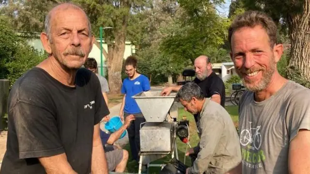 حاییم پری، چپ، بعد از آنکه با همسرش در یک اتاق امن پنهان شده بود خود را تسلیم کرد