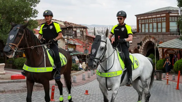 Ankara Kalesi'nde devriye gezen atlı polisler de NATO Zirvesi çerçevesinde başkent sokaklarında. Şehirdeki her gelişme mercek altına alınıyor, tartışılıyor. Sosyal medya kullanıcılarının esprili paylaşımları dikkat çekiyor.
