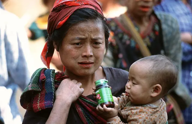 ကရင်ပြည်နယ်က စစ်ရှောင်ကလေးနဲ့မိခင် 