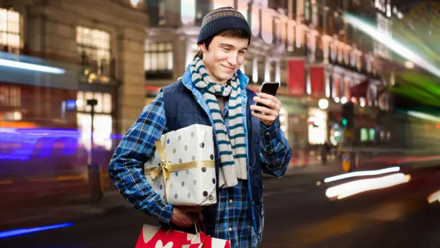 شاب يحمل مجموعة من الهدايا