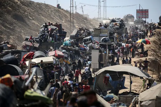 فلسطينيون من مدينة غزة يتجهون جنوباً مع أمتعتهم،على الطريق الساحلي بالقرب من مخيم النصيرات للاجئين في وسط قطاع غزة، في 19 سبتمبر/أيلول 2025.