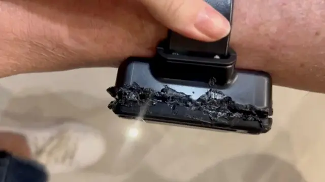 Imagem da tornozeleira eletrônica de Bolsonaro danificada.