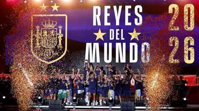 Los jugadores de España celebran en un escenario en la plaza de Cibeles de Madrid el 20 de julio de 2026, un día después de ganar su segundo título mundial tras una victoria por 1-0 ante Argentina.