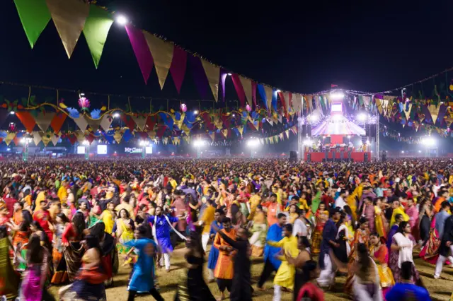 પ્રતીકાત્મક તસવીર પ્રતીકાત્મક તસવીર નવરાત્રિ, દાંડિયારાસ દાંડિયા ગરબો ગુજરાત બીબીસી ગુજરાતી