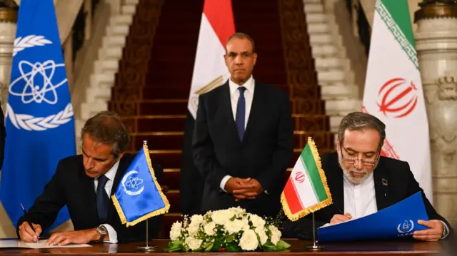 عباس عراقچی، وزیر خارجه ایران و رافائل گروسی، مدیرکل آژانس بین‌المللی انرژی اتمی، سه‌شنبه ۱۸ شهریور ۱۴۰۴ در قاهره در حضور وزیر خارجه مصر سند تفاهم درباره شیوه‌نامه ازسرگیری بازرسی آژانس از تأسیسات هسته‌ای ایران را امضا کردند