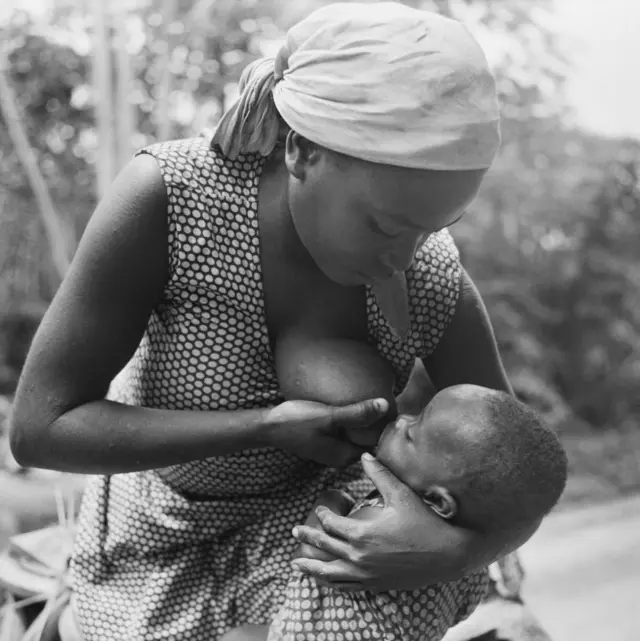Une femme gabonaise allaitant son enfant.