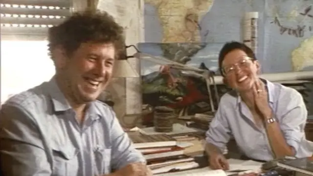 Un couple assis à une table.