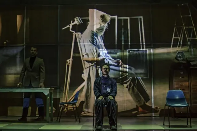 Scène d'une adaptation théâtrale de 1984 au Brésil par le metteur en scène Zé Henrique de Paula