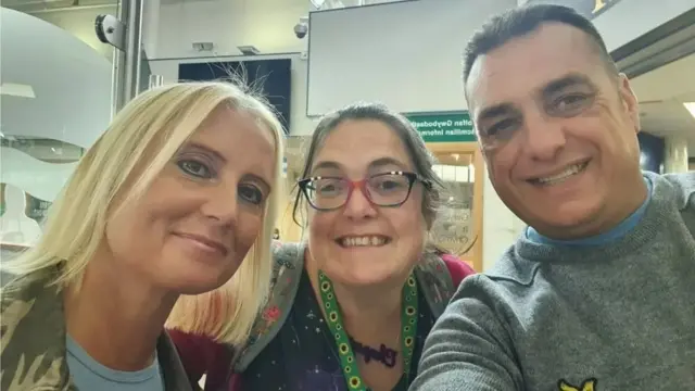 Lucy, Katie e Cenydd no hospital