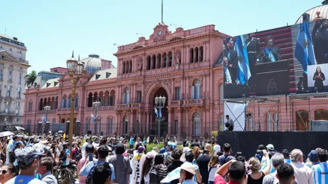 Para pendukung presiden Argentina bergabung di depan Plaza de Mayo di Buenos Aires.